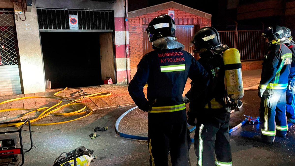 Los bomberos durante su intervención en el incendio. | BOMBEROS AYTO. LEÓN