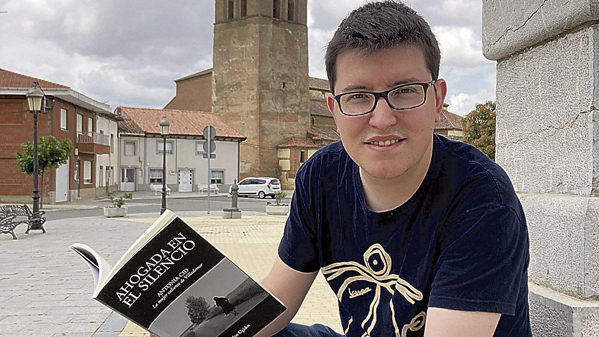 Julen Ugidos en la plaza de Villademor con el libro que esta tarde  presenta. | L.N.C.