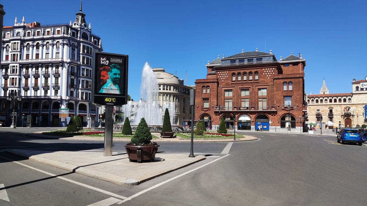 Termómetro ubicado en la plaza de Santo Domingo de León marcando 40 grados de temperatura este sábado. | A. RODRÍGUEZ