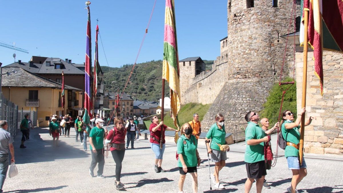 Los pendones a su paso por el casco antiguo de Ponferrada.