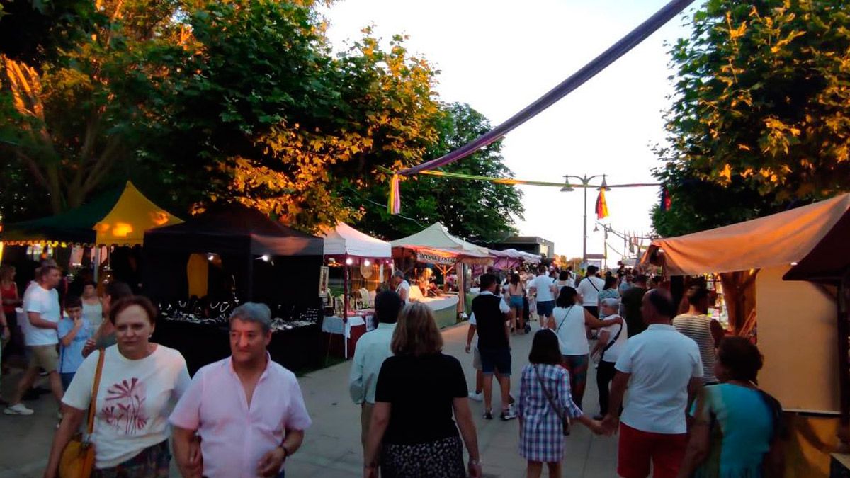 Ambiente del mercado medieval de Valencia de Don Juan este sábado. | L.N.C.