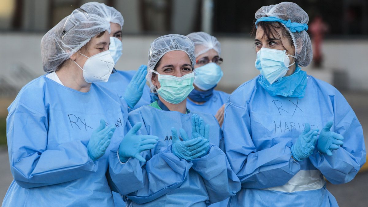 Imagen de archivo de sanitarios aplaudiendo durante el confinamiento. | L.N.C. Imagen de archivo de sanitarios aplaudiendo durante el confinamiento. | L.N.C.