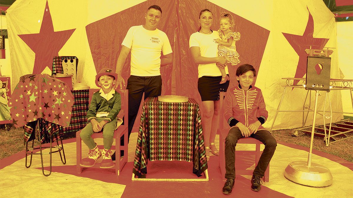 El pequeño Ricardo vestido de payaso, Allan con Lolita y la niña Soraya en brazos y Roberto, de 12 años. | L.N.C. El pequeño Ricardo vestido de payaso, Allan con Lolita y la niña Soraya en brazos y Roberto, de 12 años. | L.N.C.