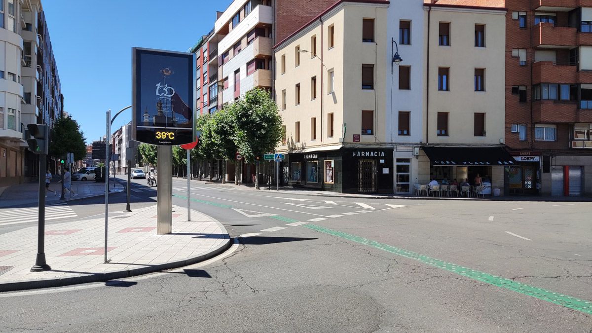 Los termómetros de la capital leonesa se han vuelto a acercar hoy a los 40 grados. | A. R.