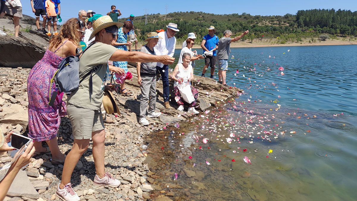 Ofrenda floral a las aguas del pantano por los vecinos de los pueblos sepultados bajo sus aguas. | MAR IGLESIAS