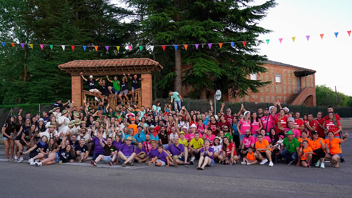 Foto de familia de todas las peñas de Santa Marina del Rey tras la concentración de esta sábado. | L.N.C.