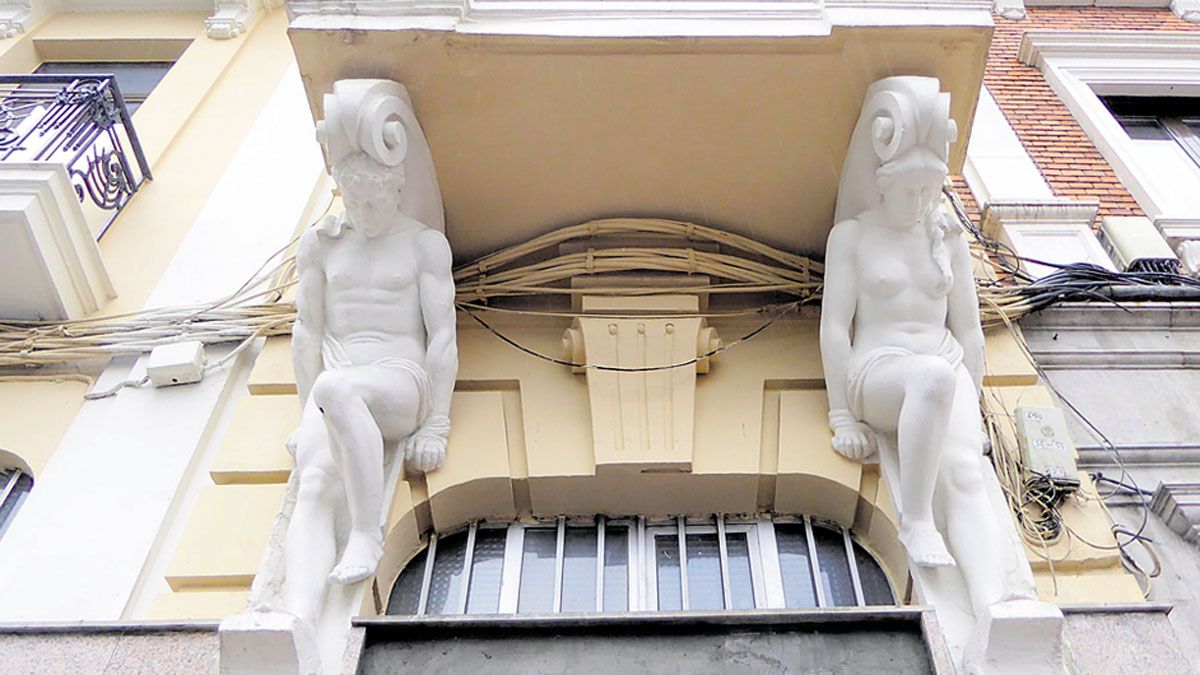 El atlante y la cariátide del edificio número 39 de la calle Padre Isla | Camparredonda El atlante y la cariátide del edificio número 39 de la calle Padre Isla | Camparredonda