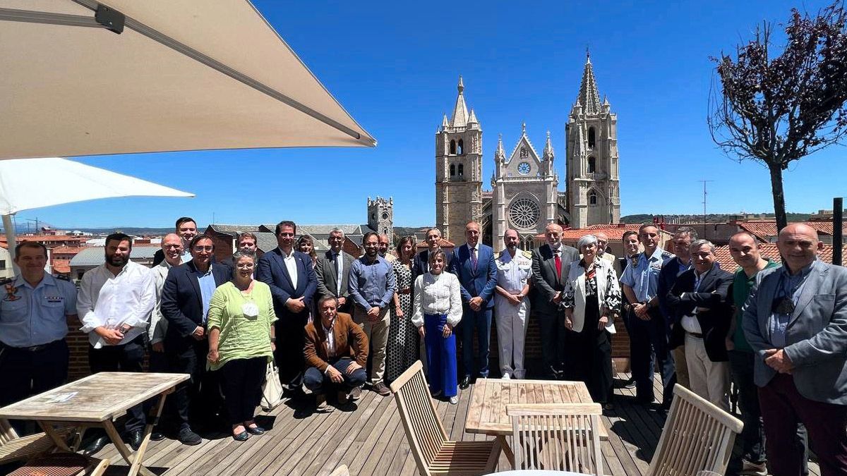 Foto de familia de los participantes en el curso sobre el futuro de los pseudo-satétiles. | L.N.C.