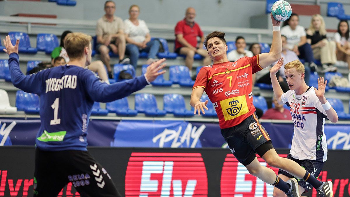 AntonioMartínez lanza a portería durante el partido de España ante Noruega. | EHF