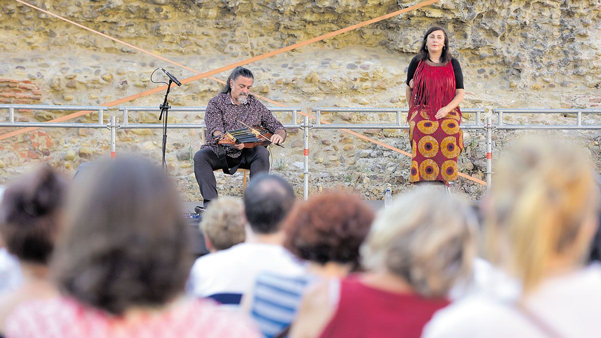 Un momento de ’La mujer loba’, ayer en ciclo Roma en el espejo, con Ana Griott y Enzo Ruggiero | Saúl Arén Un momento de ’La mujer loba’, ayer en ciclo Roma en el espejo, con Ana Griott y Enzo Ruggiero | Saúl Arén