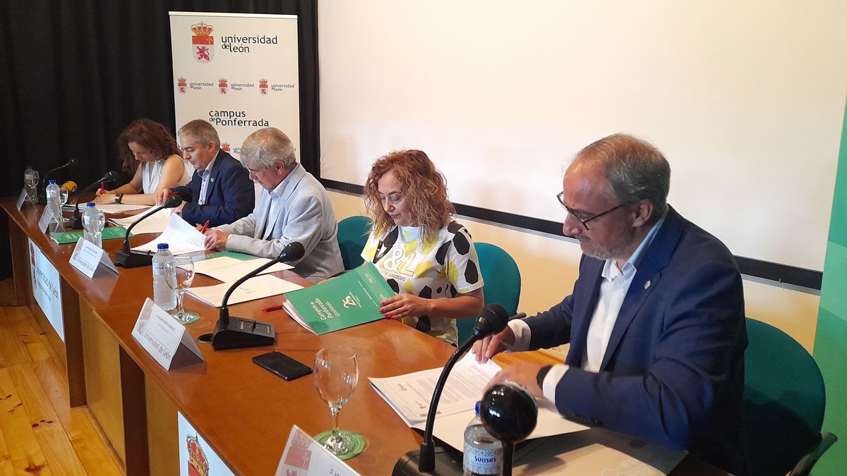 Firma de convenios con los que se inicia la nueva cátedra tecnológica en el Campus de Ponferrada. | MAR IGLESIAS