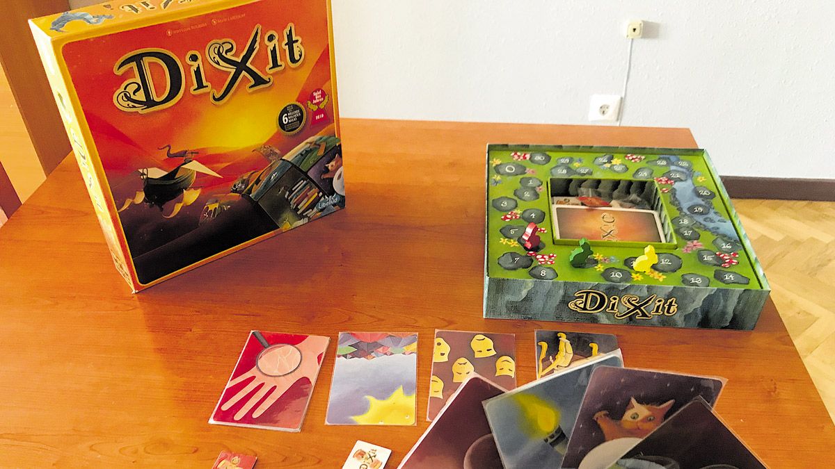 Imagen de una partida de Dixit, con el juego original y para cuatro jugadores. | J.C.