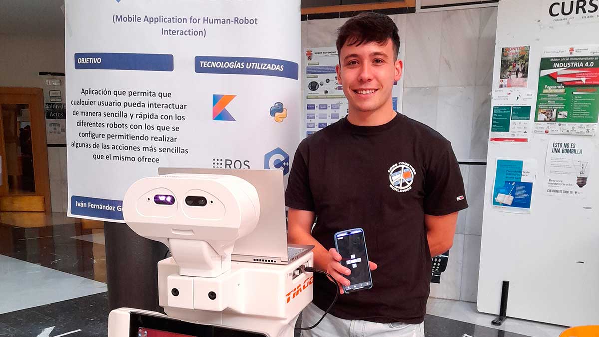 Iván Fernández posa con su proyecto 'Mahuri'. | L.N.C.