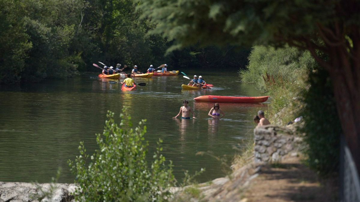 Leoneses refrescándose en el río Bernesga este miércoles. | SAÚL ARÉN