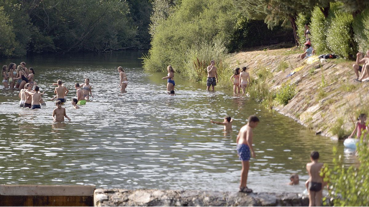 Numerosos leoneses acudieron al río a bañarse este miércoles. | SAÚL ARÉN
