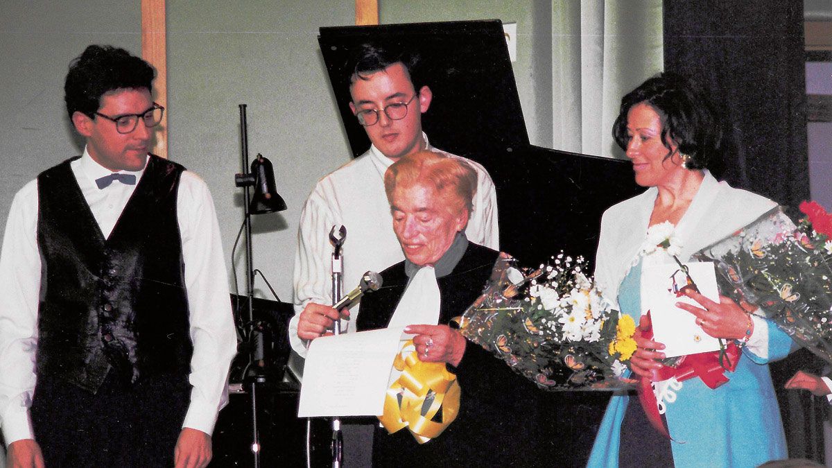 Uno de los homenajes que recibió la maestra hace más de 40 años.