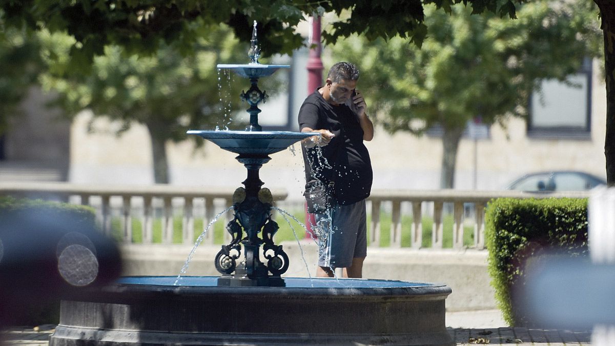 Cerca del agua y de la sombra para aguantar las altas temperaturas. | SAÚL ARÉN Cerca del agua y de la sombra para aguantar las altas temperaturas. | SAÚL ARÉN