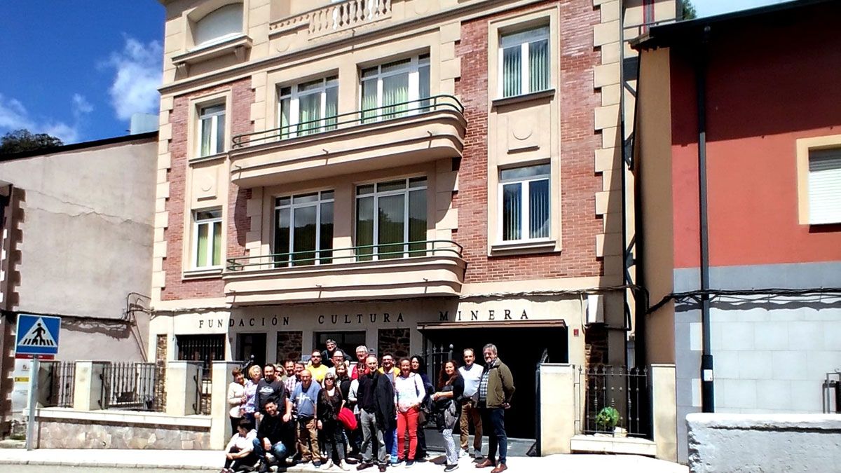 Edificio donde se alberga el Museo con un grupo de visitantes. | F.C.M.