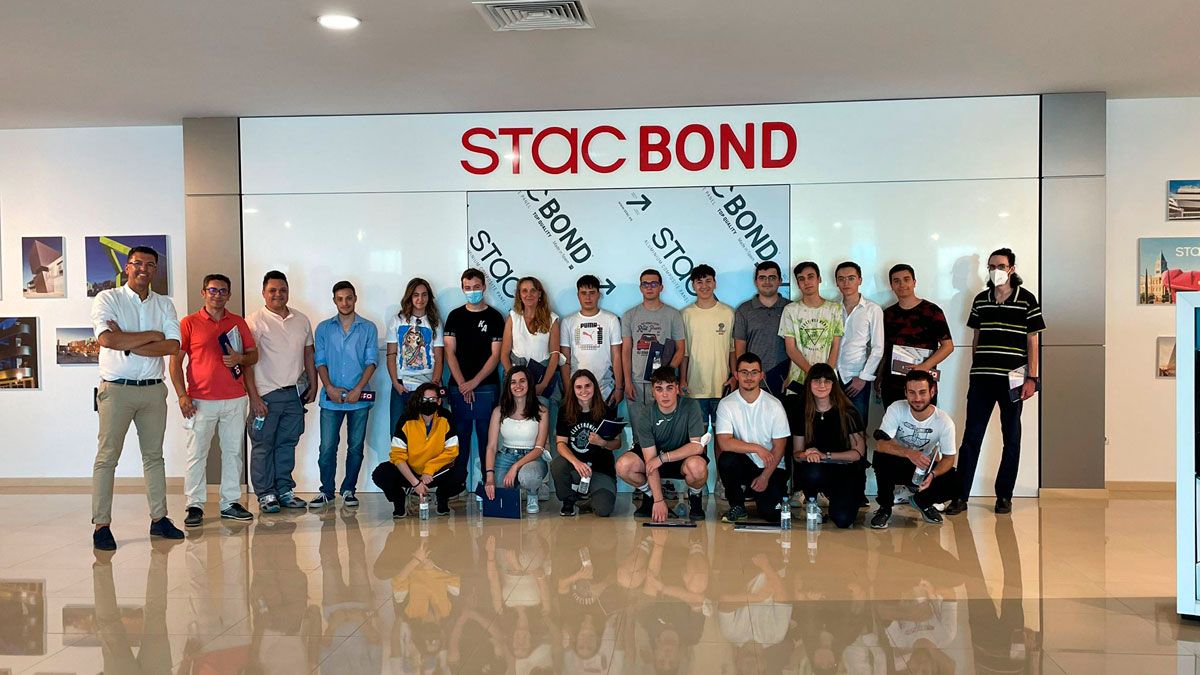 Alumnos de Ingeniería visitando las instalaciones de STAC en Toral donde tal vez podrían comenzar a trabajar.