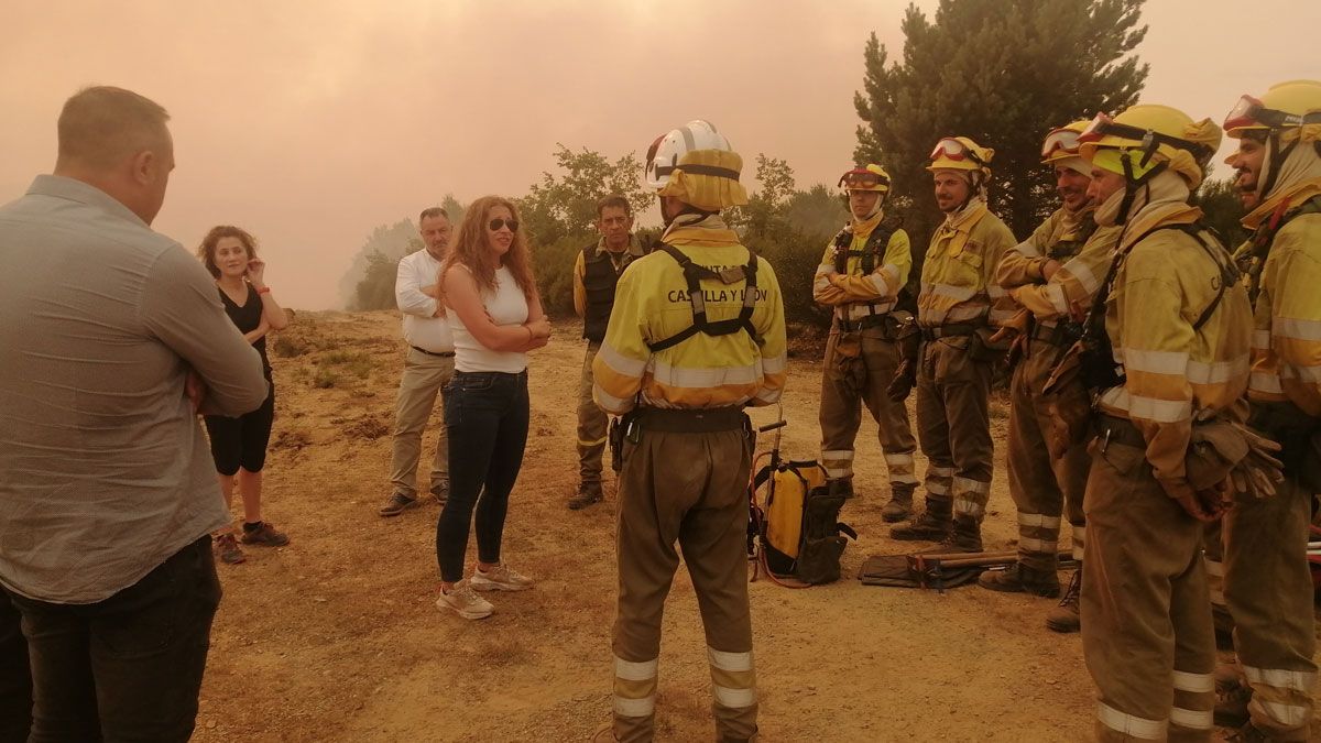 Encuentro entre la delegada territorial y equipo de bomberos