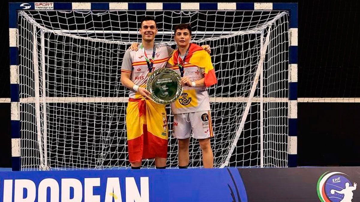 Álex Lodos y Antonio Martínez, con las medallas al cuello y el trofeo de campeón en la pista donde jugaron la final. | L.N.C.