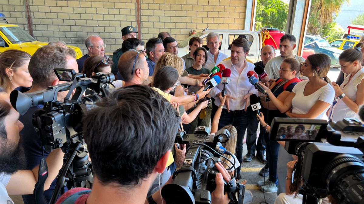 Alfonso Fernández Mañueco visita el puesto de mando en Cebreros (Ávila). | RICARDO MUÑOZ / ICAL