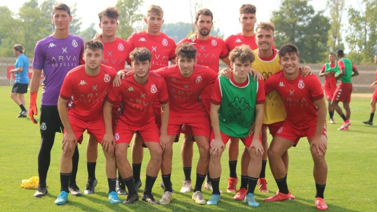 Los 11 jugadores leoneses que realizan la pretemporada con la Cultural, durante el primer entrenamiento.