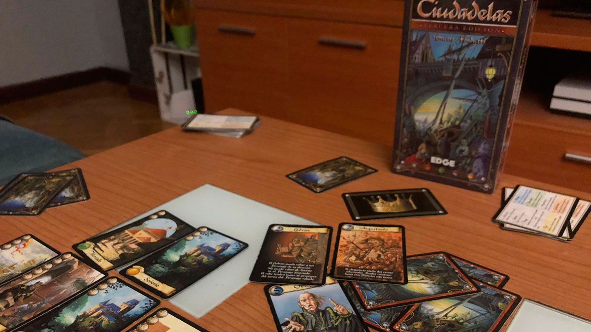 Una imagen de alguna de las cartas con las que se juega al Ciudadelas. | J.C. Una imagen de alguna de las cartas con las que se juega al Ciudadelas. | J.C.