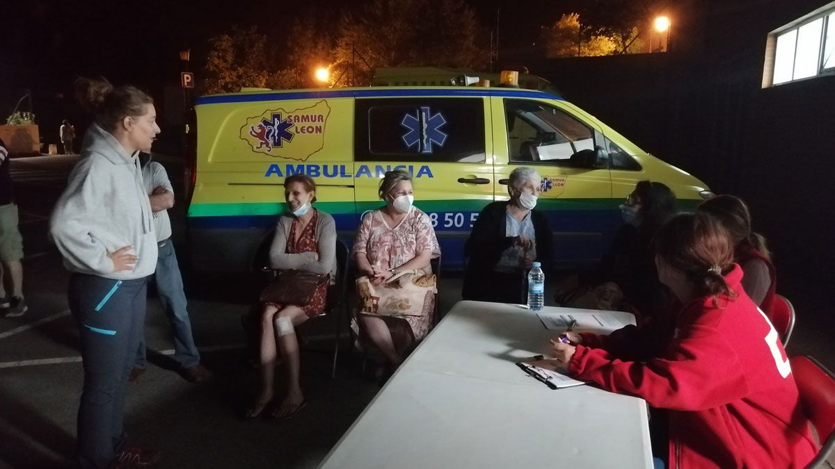 Miembros de la Cruz Roja acompañando a personas desalojadas Miembros de la Cruz Roja acompañando a personas desalojadas