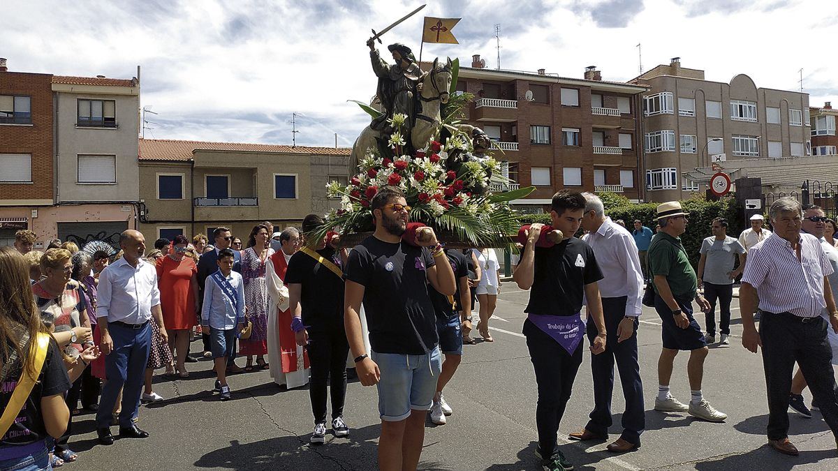 Varios jóvenes de Trobajo cargan con una imagen del apóstol Santiago. | L.N.C