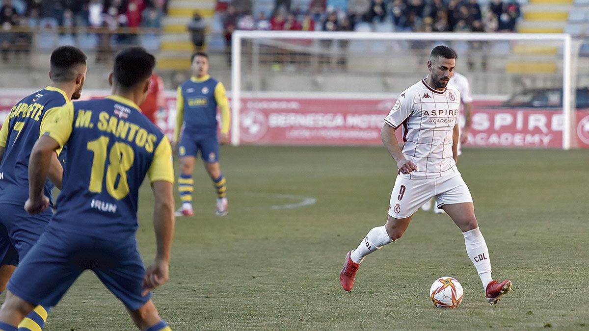 Ander Vitoria da un pase en un partido de esta temporada. | SAÚL ARÉN