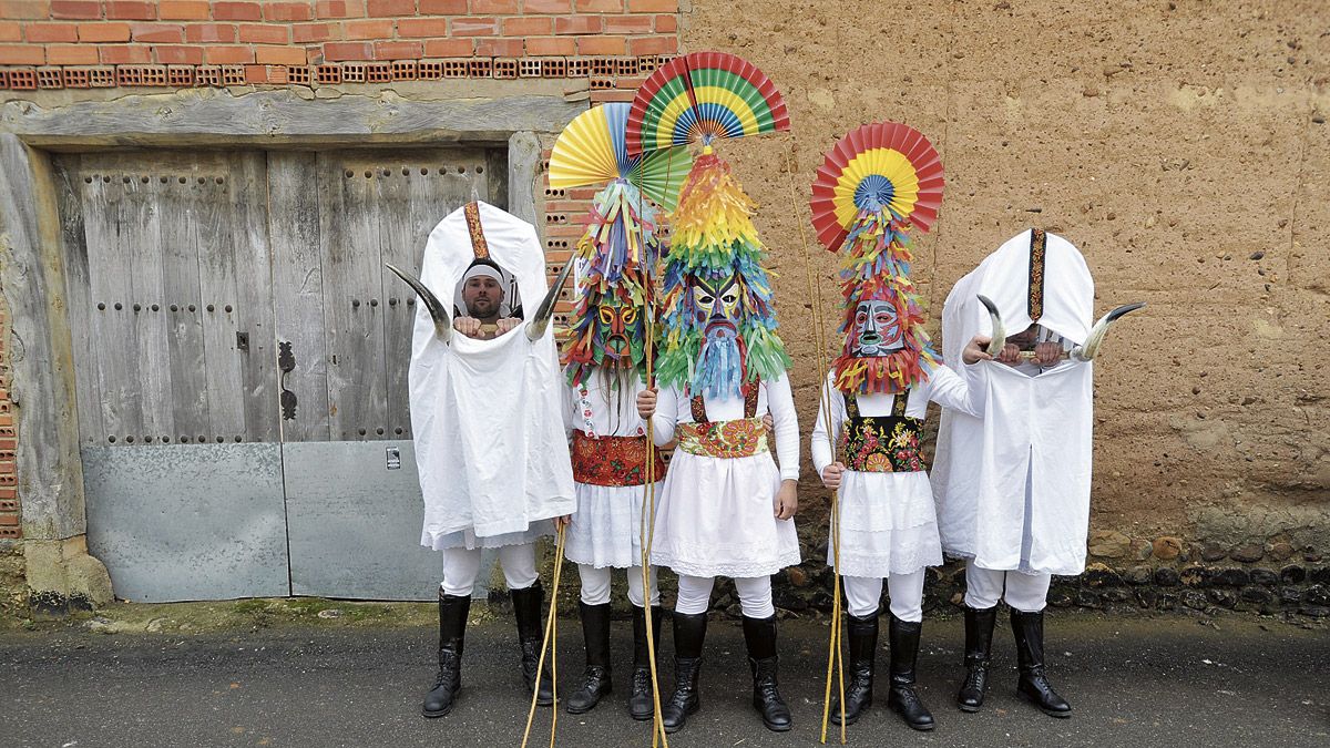 Imagen de archivo de participantes en el popular Carnaval de Velilla de la Reina. | DANIEL MARTÍN