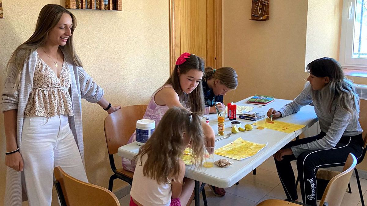 Andrea Díez junto a varias niñas desarrollando su proyecto en Valderrueda. | L.N.C.