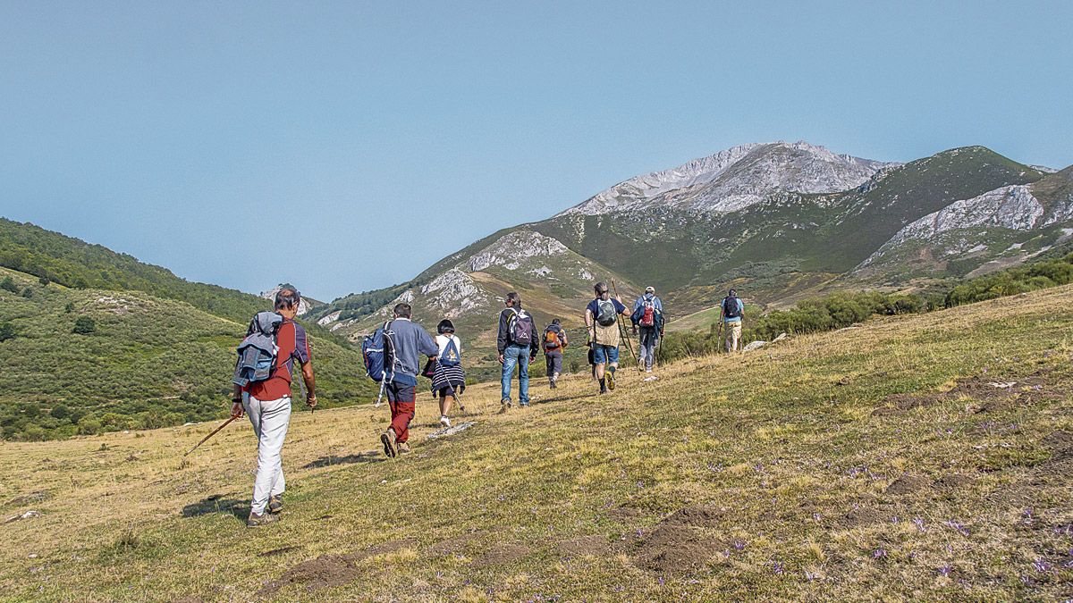 Subiendo desde la Uña por los Campos de María con Peña Ten al fondo. | VICENTE GARCÍA