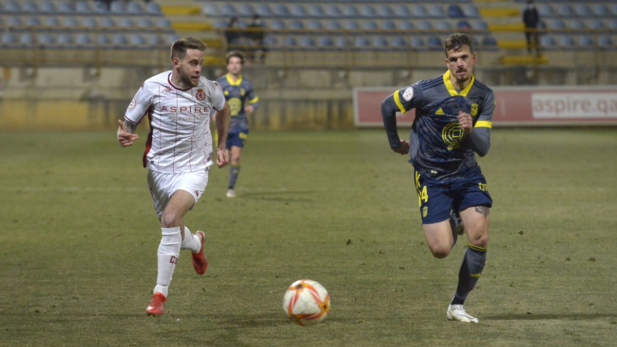 Nahuel se zafa de un rival durante el partido frente al Badajoz del año pasado. | MAURICIO PEÑA