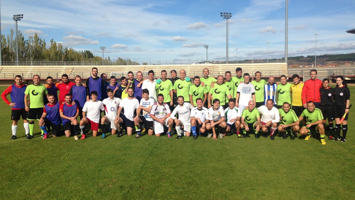 Foto de familia de los tres equipos participantes y el trío arbitral, capitaneado por el árbitro de Segunda A Valdés Aller, este miércoles en Puente Castro. Foto de familia de los tres equipos participantes y el trío arbitral, capitaneado por el árbitro de Segunda A Valdés Aller, este miércoles en Puente Castro.