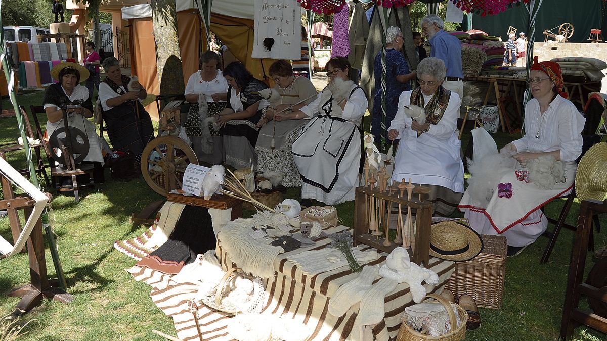 La Feria Artesana que celebra el Val de San Lorenzo cumple 21 años este agosto. | P. FERRERO