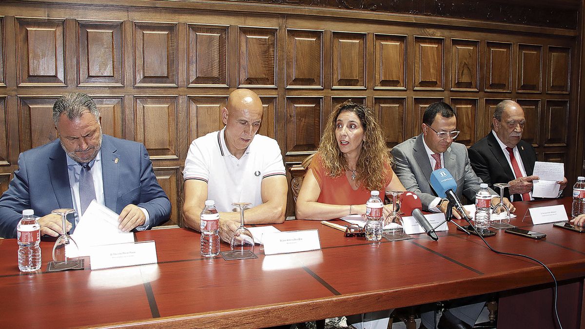 Eduardo Morán, José Antonio Diez, Nuria Alonso, Fernando Rubio y Pedro José Díez durante la presentación de la visita virtual. | PEIO GARCÍA | ICAL