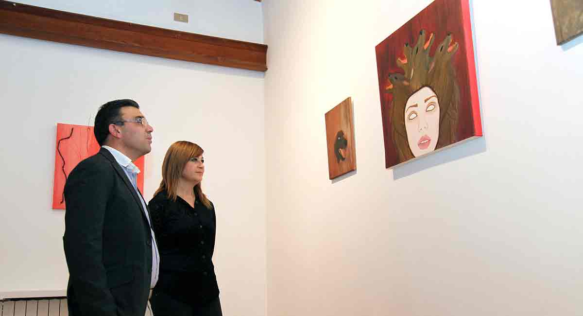 Pedro Llamas y Nuria Palencia contemplando una de las obras de la muestra ‘Hysteria’ inaugurada este miércoles en la Fundación Vela Zanetti. | CÉSAR