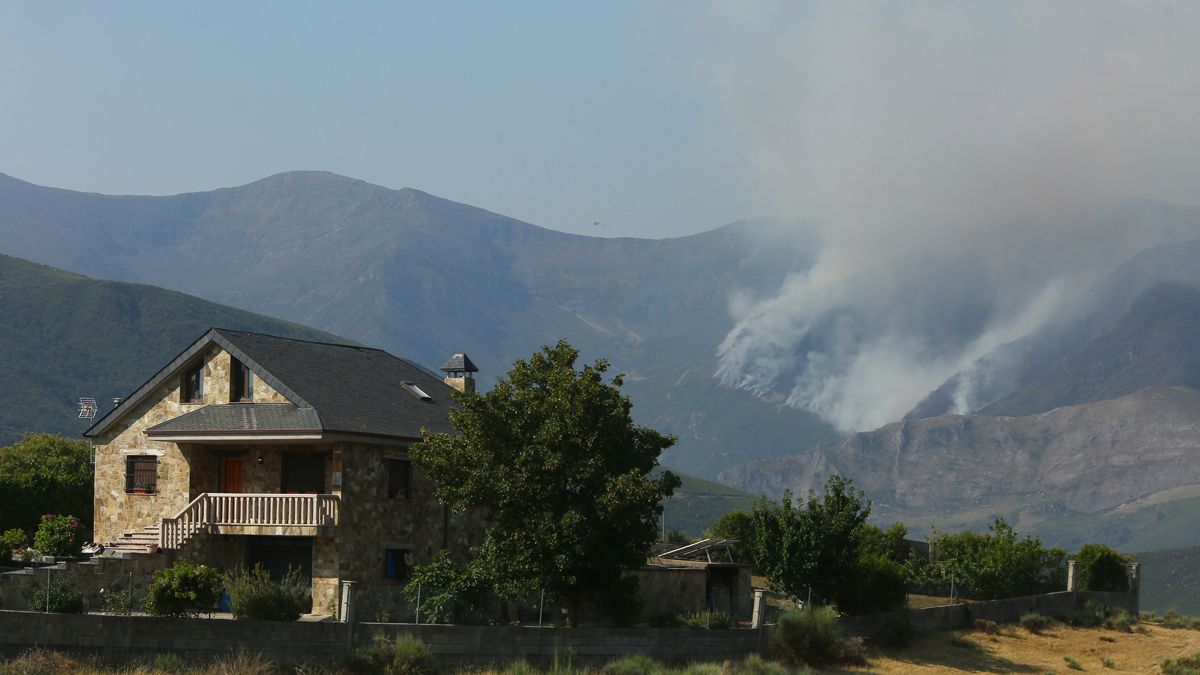 El incendio se reavivó en la noche de este viernes. | CÉSAR SÁNCHEZ / ICAL