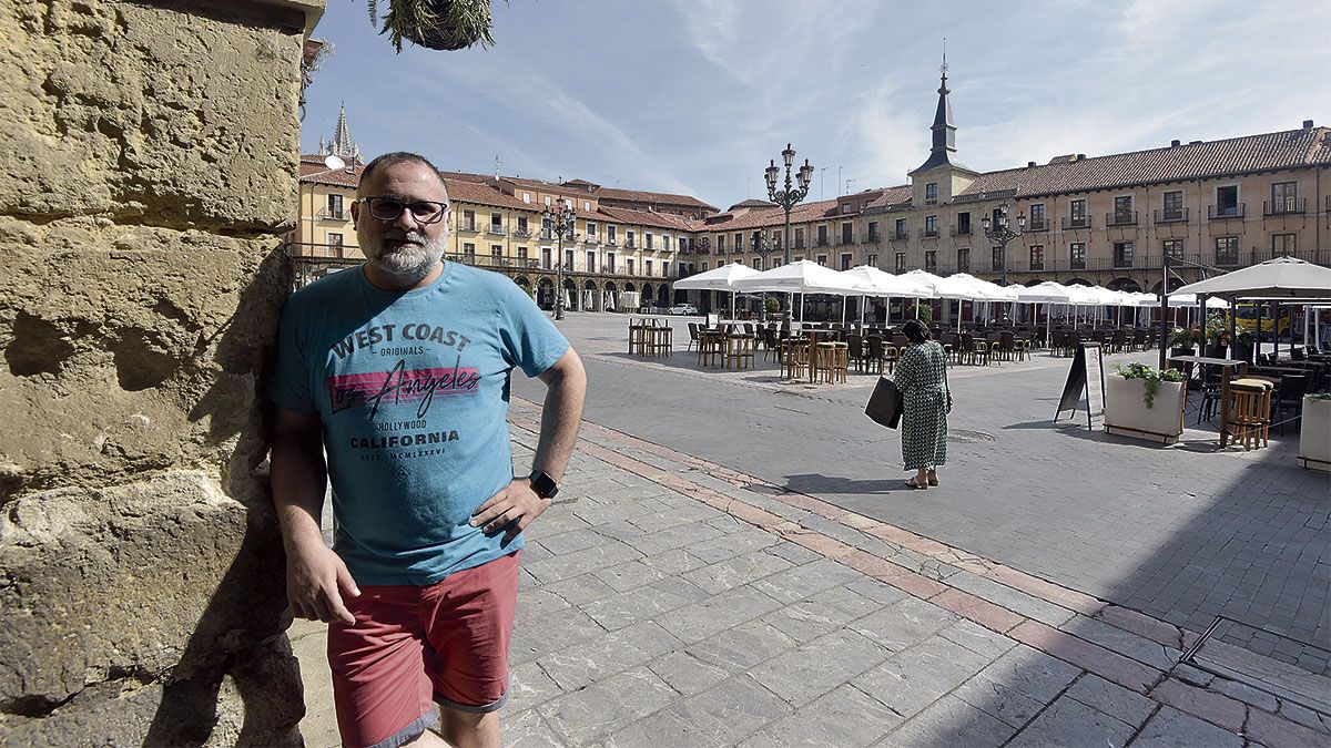 El presidente de Hostelería de León, Óscar García, en la Plaza Mayor. | L.N.C.