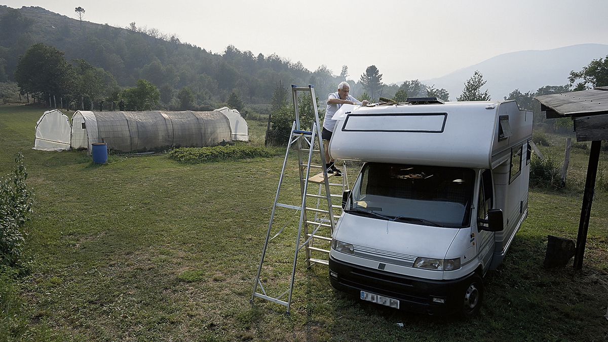 Abel, de Veguellina, con 90 años sigue recorriendo el mundo con su caravana, para él su casa, que está arreglando después de una avería. | JESÚS F. SALVADORES