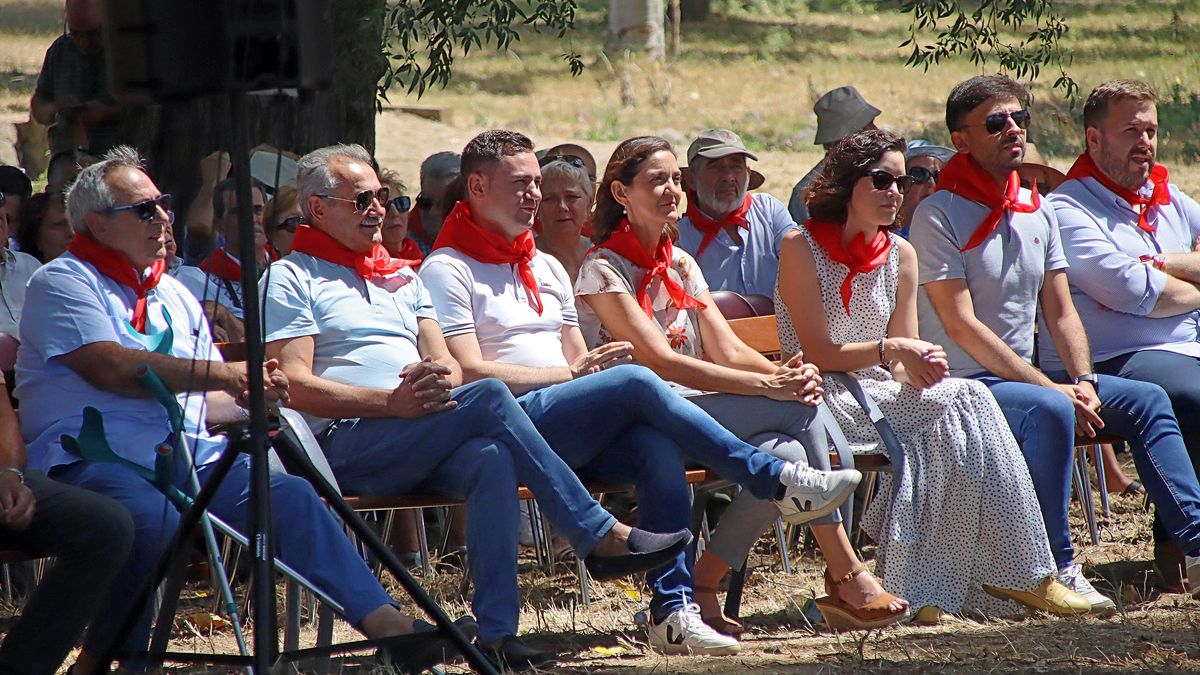 Varios miembros del PSOE leonés acompañaron a la Ministra en Sahagún. | PEIO GARCÍA / ICAL