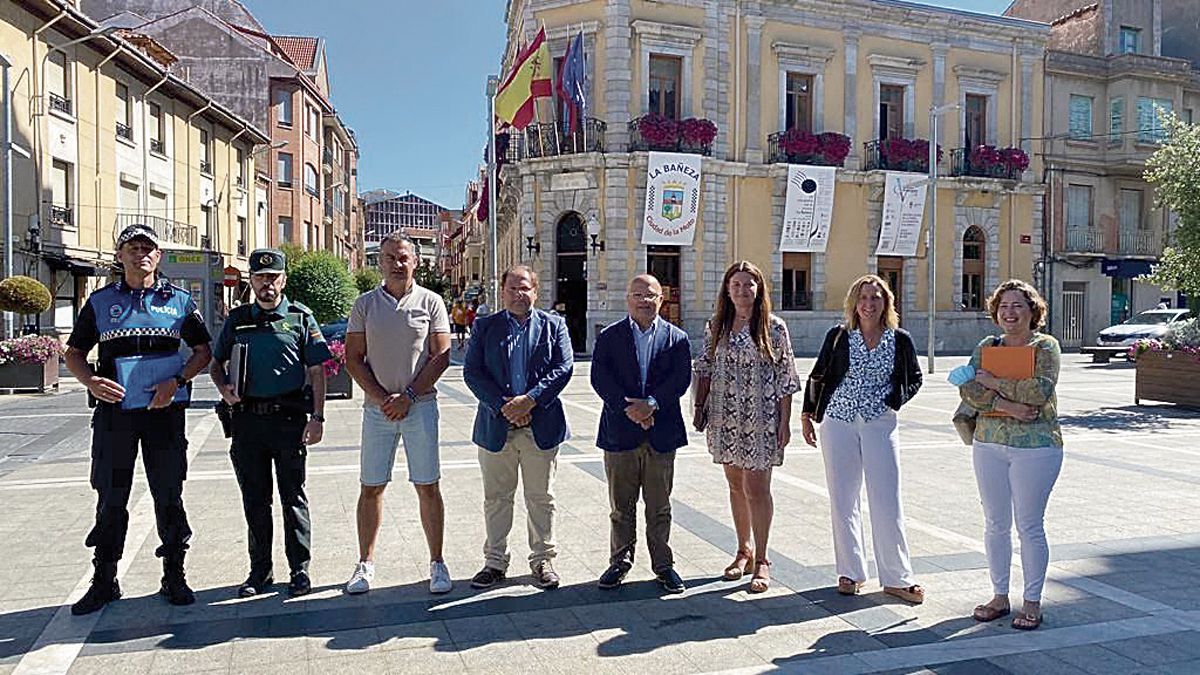 Los participantes en la junta posan para la foto tras la reunión. | AB AJO