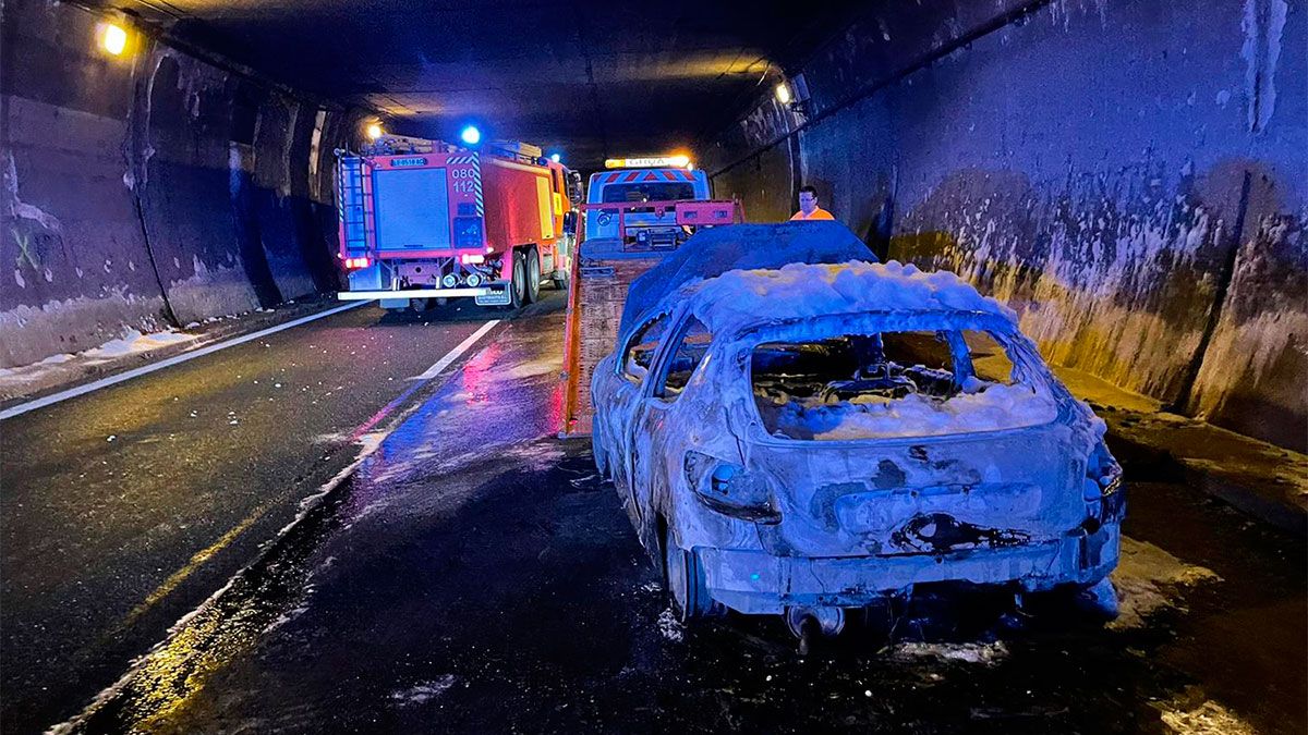 El vehículo calcinado en el túnel. | BOMBEROS AYTO LEÓN El vehículo calcinado en el túnel. | BOMBEROS AYTO LEÓN