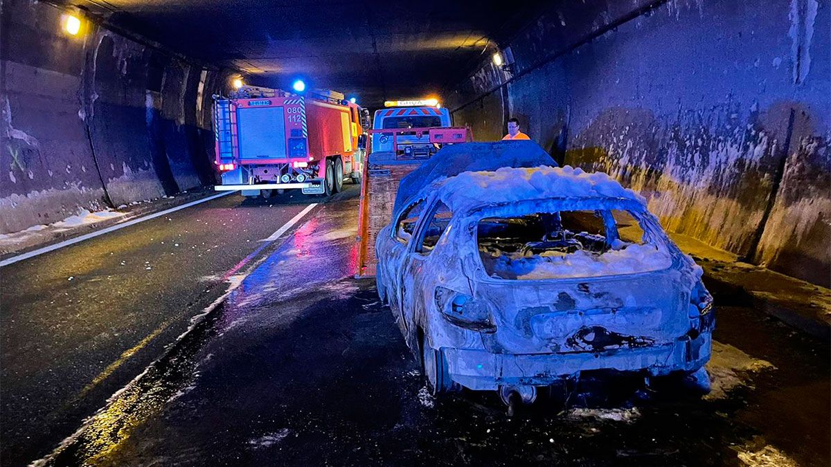 El vehículo calcinado en el túnel. | BOMBEROS AYTO LEÓN