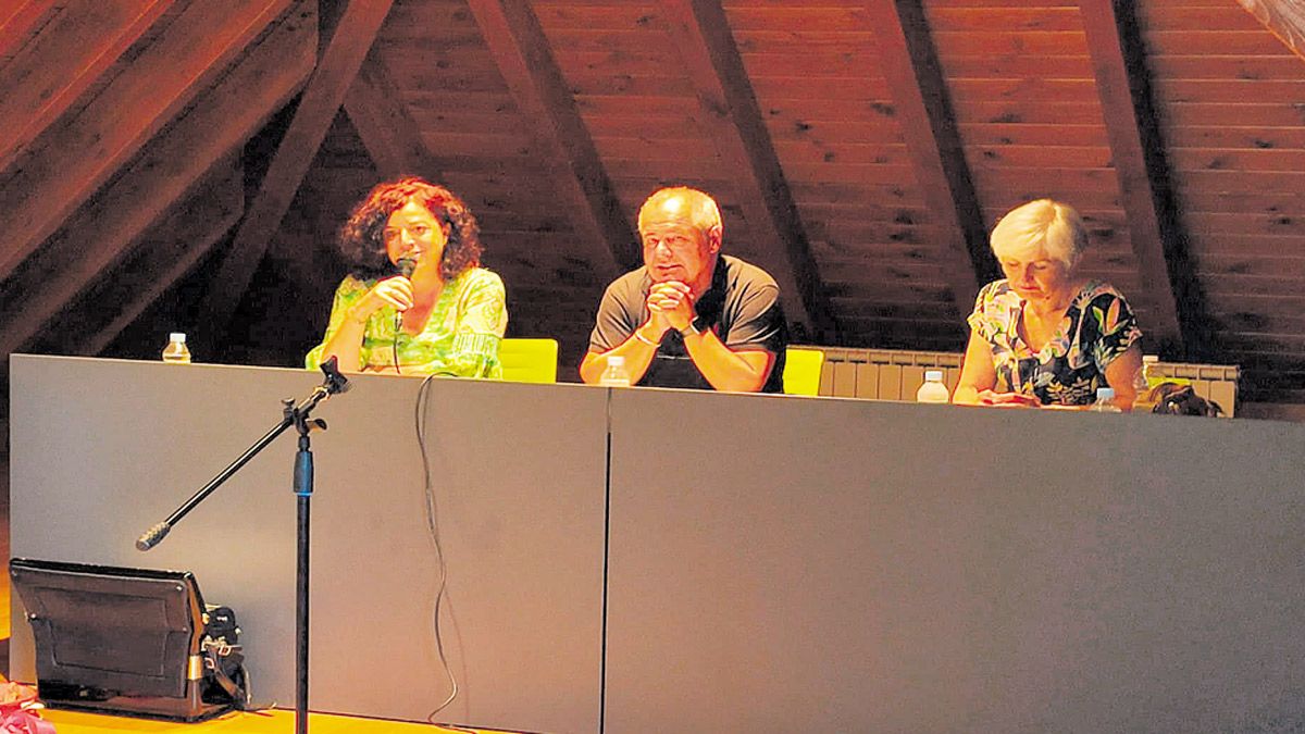 La escritora catalana Teresa Sagrera protagonizó el pasado sábado en la Casa de Cultura de Valdelugueros una velada literaria sobre Juana de Arintero | L.N.C.