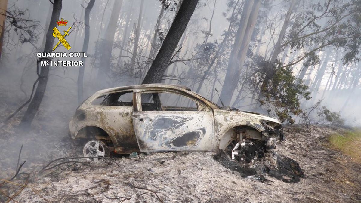 Vehículo que quedó calcinado, ocasionando un incendio en Tapia de Casariego. | L.N.C.