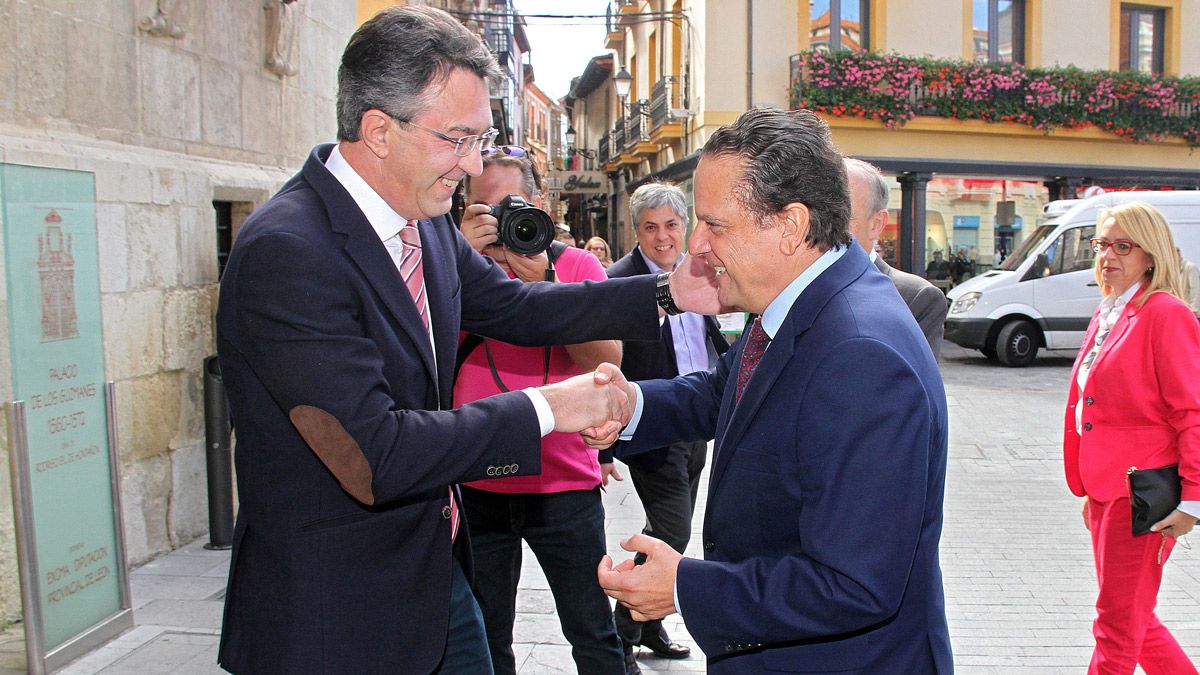 El presidente del Consejo Consultivo de Castilla y León, Mario Amilivia (D), es recibido por el Presidente de la Diputación, Juan Martínez(I). | ICAL