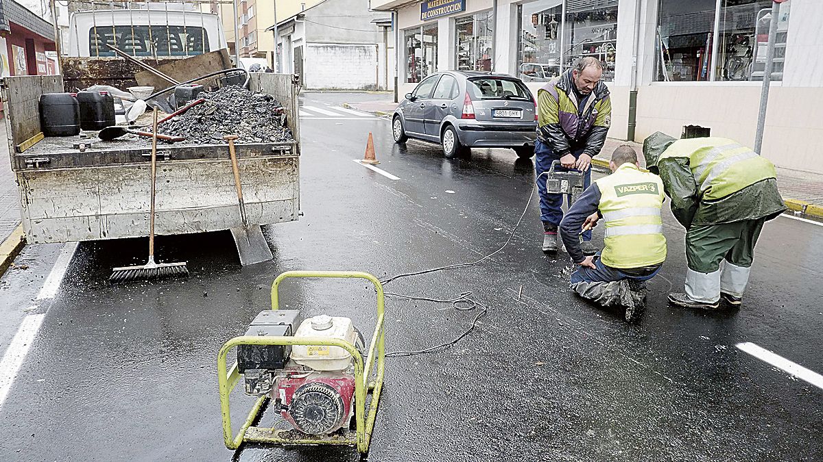 Pavimentación de calles en Villablino en una imagen de archivo. | DANIEL MARTÍN